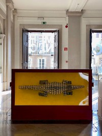 Atrium: JOSÉ DE GUIMARÃES, Diorama, Caixa de madeira com esculturas, photo: @Maria Castel Branco