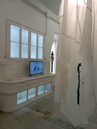 Ancient Laboratory of Analytical Chemistry Images credit: Gilles Zark, with works by: SUSANA GAUDENCIO (Ao atravessar a Flatland, 2017, Animação-Vídeo HD), SERGIO VERASTEGUI (sculpture), SERGIO VERASTEGUI (Meduse 1, 2021)