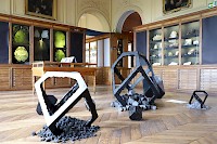 Raphaël Denis ÉLÉMENTS POUR UN ENSEMBLE 2016-2022 Installation, plâtre et oxyde de fer. Ensemble de sculptures inspirées d