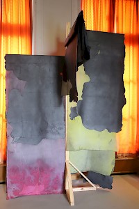 Rita Gaspar Vieira FINISTERRA BLEU, FINISTERRA ROUGE ET FINISTERRA JAUNE 2022 Trois dessins Papier coton à la poudre de graphite, fabriqué sur le sol de l