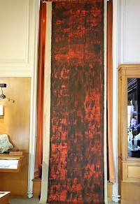Gilles Zark LE SUAIRE DE LISBONNE 2022 Acrylique sur toile, impressions de pierres du laboratoire LNEG /Musée de Géologie Lisbonne (4,42 x 1,13m)