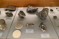 Gilles Zark SANS TITRE 2022 Médaillons gravés, disques de pierre du laboratoire LNEG/Musée de Géologie Lisbonne (5-7 cm de diamètre)