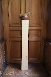 Claire de Santa Coloma SANS TITRE 2021 Sculpture sur socle, chêne vert et tilleul (174 x 32 x 40 cm).